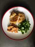 Filete de pescado frito y guarniciones