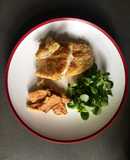 Filete de pescado frito y guarniciones