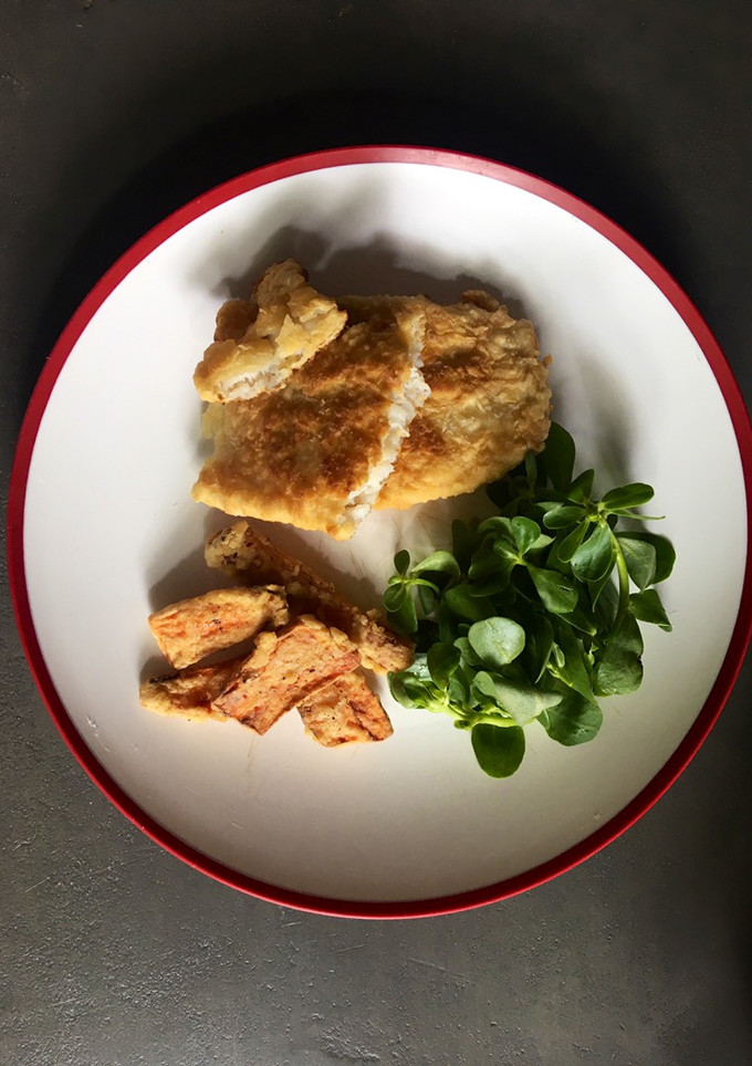 Una foto de Filete de pescado frito y guarniciones