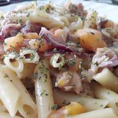 Una foto de Pasta con salmón y atún