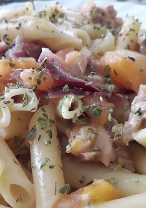 Una foto de Pasta con salmón y atún