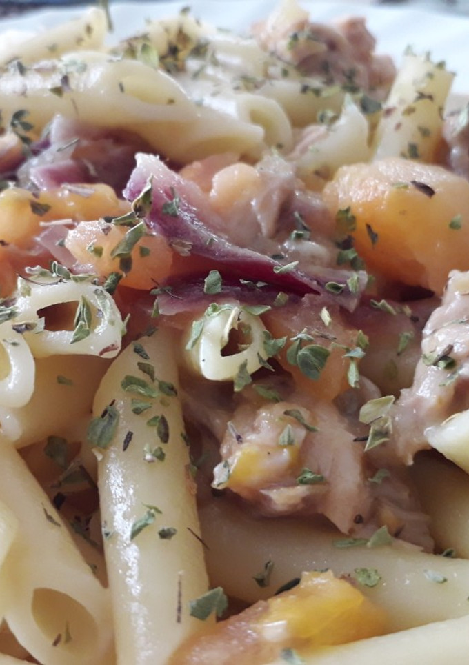 Una foto de Pasta con salmón y atún