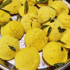 A picture of Idli dhokla.