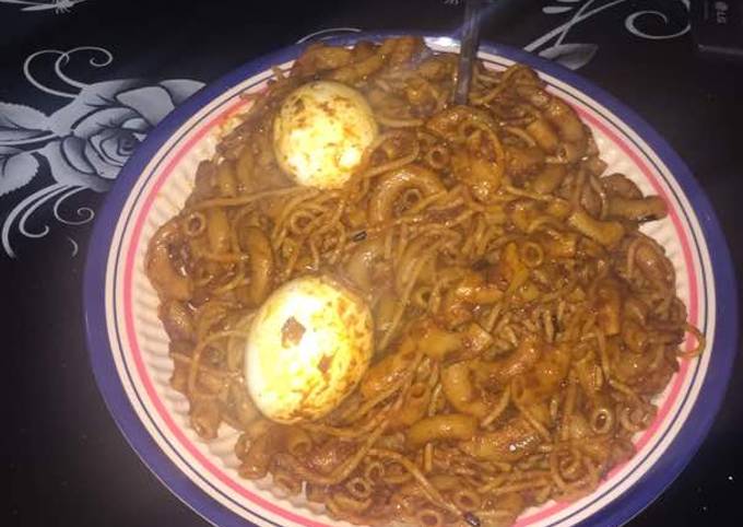 Pepper spag and macaroni with boiled eggs