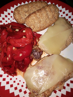 Una foto de Lomo con queso y pimientos asados
