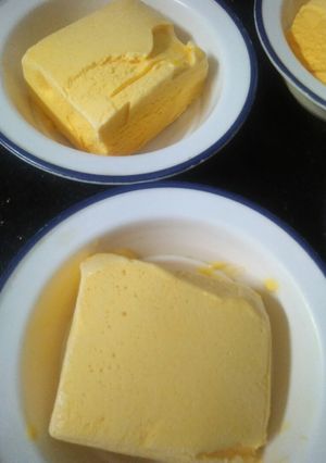 A picture of Mango ice cream.