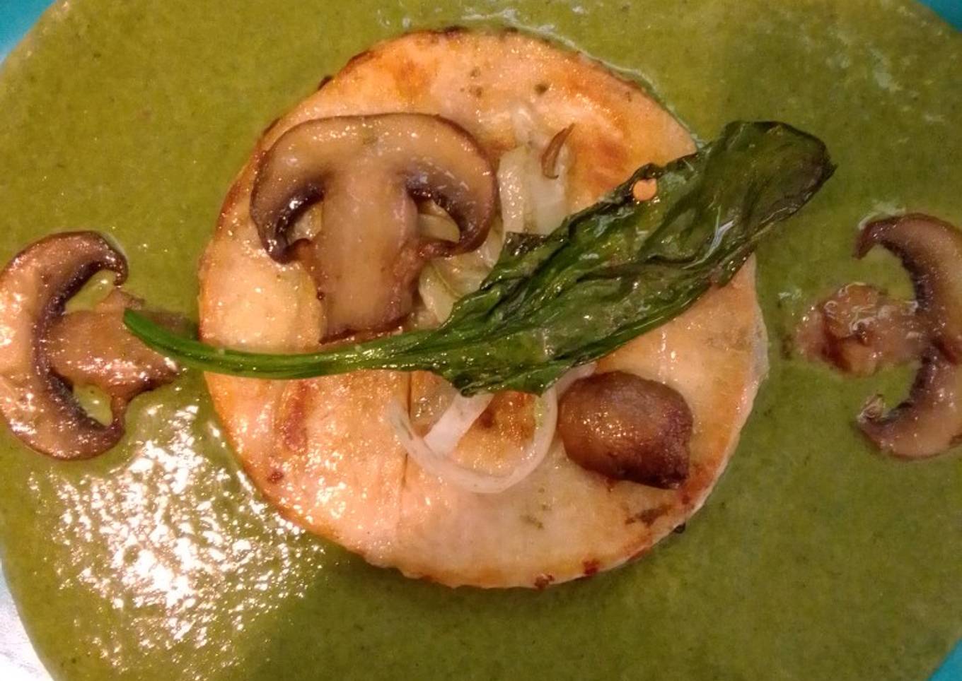 Medallones de pollo en leche de espinacas