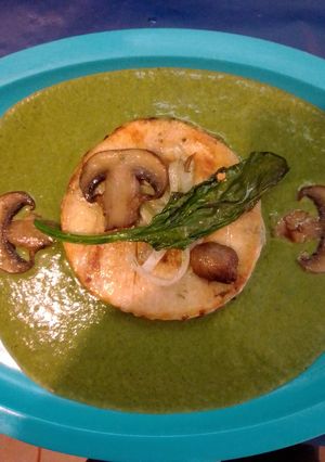 Una foto de Medallones de pollo en leche de espinacas
