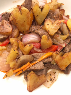Una foto de Lomo saltado con 💕 amor