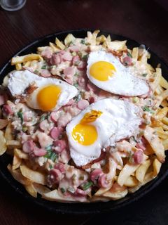 Una foto de Papas fritas con salsa 🍟