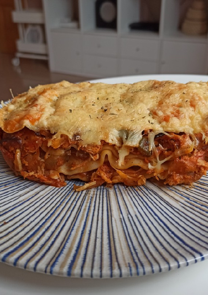 Una foto de Lasaña de pollo y verduras