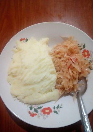 A picture of Smashed potatoes with steamed cabbage.