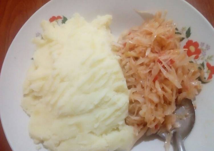 Smashed potatoes with steamed cabbage