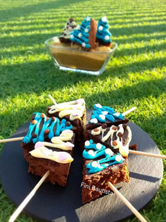 Una foto de Brownie de cacao de avellanas sin horno con motivo navideños