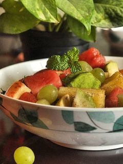 ফ্রুট স্যালাড (Bowl of fresh fruit salad recipe in Bengali) রেসিপির প্রধান ছবি