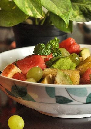 ফ্রুট স্যালাড (Bowl of fresh fruit salad recipe in Bengali) রেসিপির প্রধান ছবি