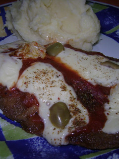 Una foto de Milanesas a la napolitana con puré