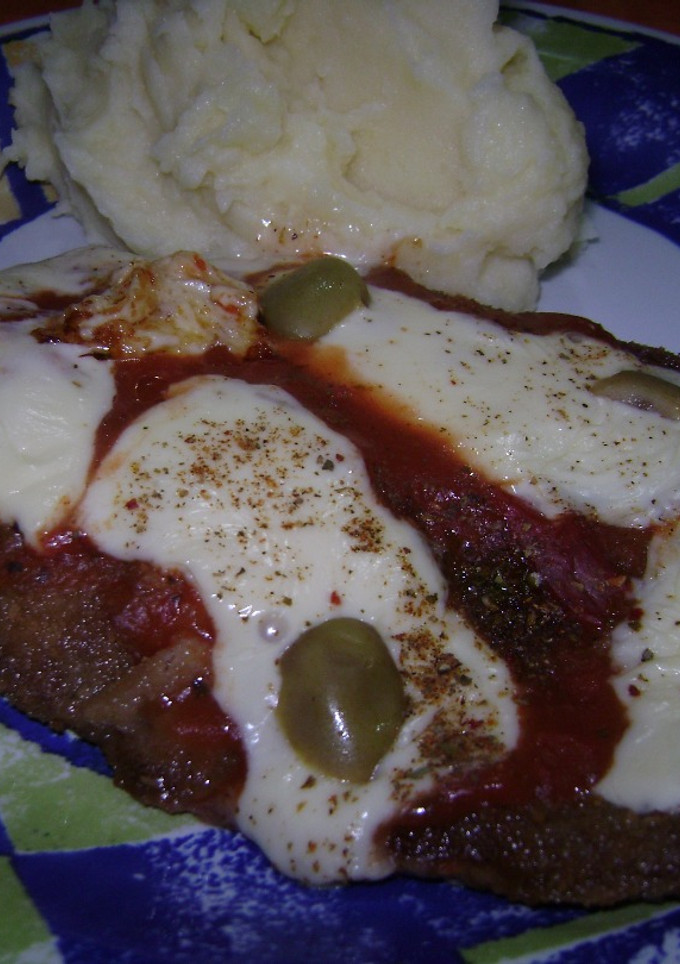 Una foto de Milanesas a la napolitana con puré