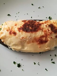 Una foto de Berenjena gratinada rellena de pisto y atún