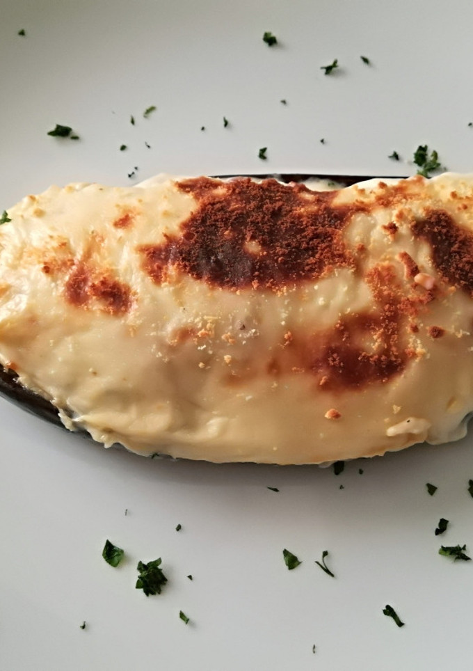 Una foto de Berenjena gratinada rellena  de pisto y atún