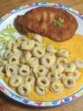 Librito de lomo y queso con tortellini en salsa de zanahoria