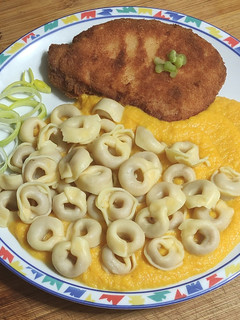 Una foto de Librito de lomo y queso con tortellini en salsa de zanahoria
