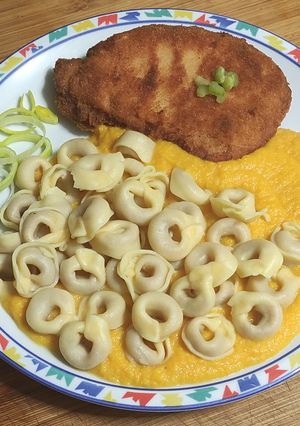 Una foto de Librito de lomo y queso con tortellini en salsa de zanahoria