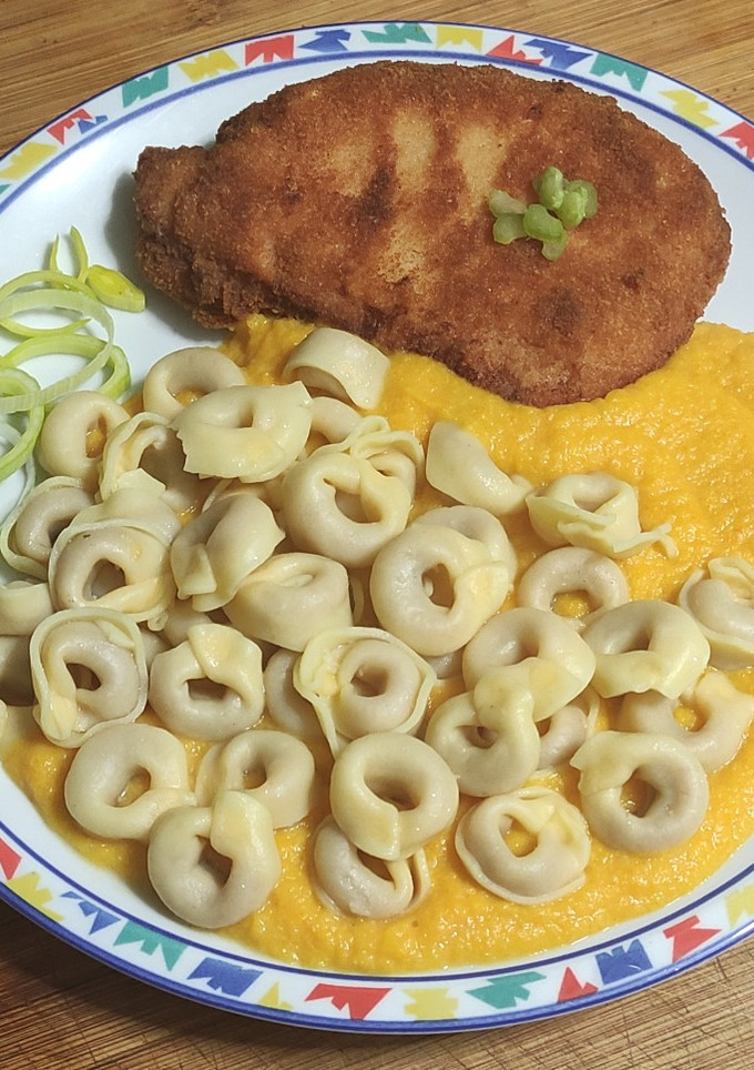 Una foto de Librito de lomo y queso con tortellini en salsa de zanahoria