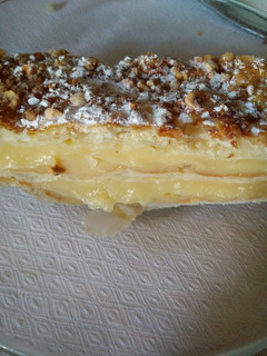 Una foto de Milhojas de crema pastelera para torpes 😋🍰