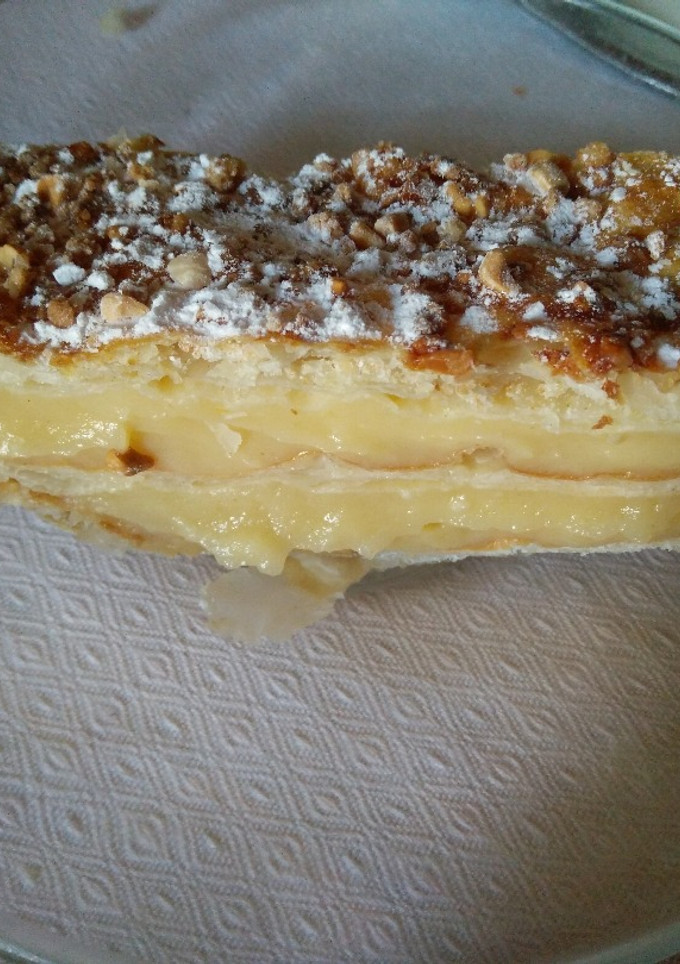 Una foto de Milhojas de crema pastelera para torpes 😋🍰