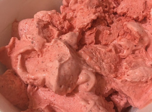 Una foto de Helado de frutillas a la crema 🍓🍓