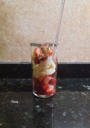Una foto de Copa de frutillas tipo cheesecake