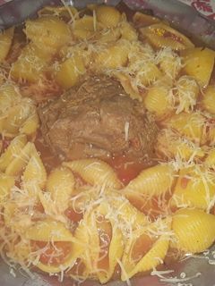 Una foto de Estofado🍲, rápido de paleta, fideos caracol y papa😋