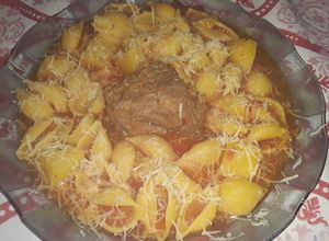 Una foto de Estofado🍲, rápido de paleta, fideos caracol y papa😋