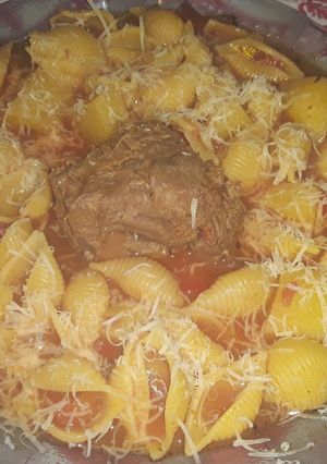 Una foto de Estofado🍲, rápido de paleta, fideos caracol y papa😋