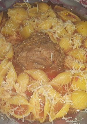 Una foto de Estofado🍲, rápido de paleta, fideos caracol y papa😋