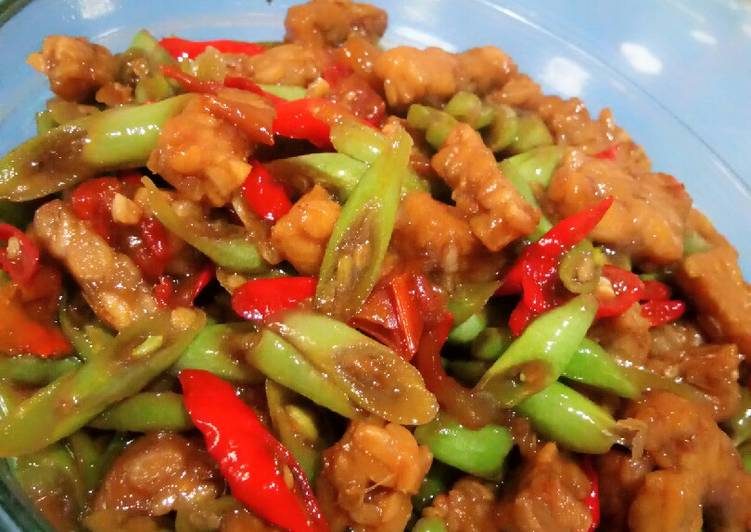 Tumis buncis dengan tempe pedas manis