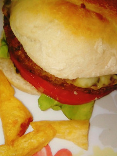Una foto de Hamburguesas de lentejas veganas, con pan casero, y papas fritas!! Ñam Ñammmm