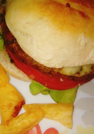 Una foto de Hamburguesas de lentejas veganas, con pan casero, y papas fritas!! Ñam Ñammmm