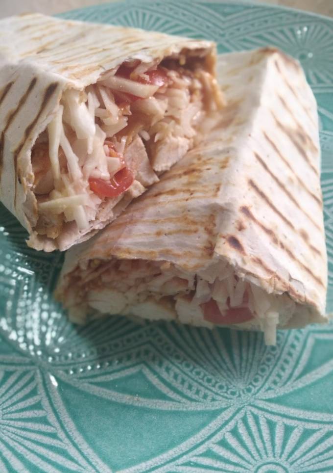 Домашня шаурма з курячим філе, черрі та кетчупом