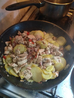 Una foto de Pollo a la panceta con cebollas y hongos