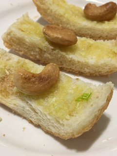 蒜香烤吐司邊腰果小船 的食譜成品照片