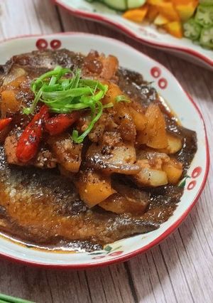Hình của món Cá diếc kho thơm chấm rau củ.