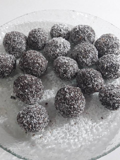 Una foto de Trufas de harina de algarrobo y dulce de leche