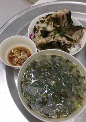 Hình của món Canh cá nấu lá vón vén (lá chua mọc ven suối của núi rừng Tây Bắc).