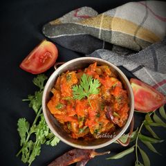 A picture of Tomato Kothimeera Pachadi (Tomato Coriander Leaves Chutney - Andhra / Telangana Style).