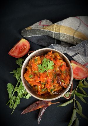 A picture of Tomato Kothimeera Pachadi (Tomato Coriander Leaves Chutney - Andhra / Telangana Style).