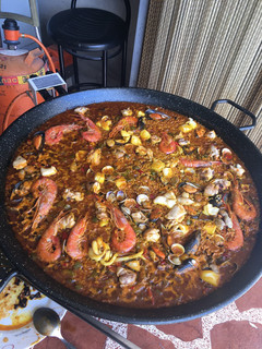 Una foto de Paella de marisco y pollo