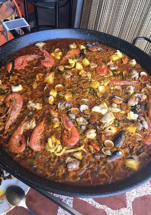 Una foto de Paella de marisco y pollo
