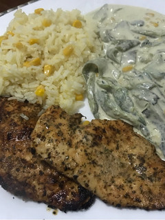 Una foto de Rajas con crema y elote acompañado de pechuga y arroz